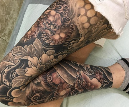 女性腿部大面积唐狮纹身图案