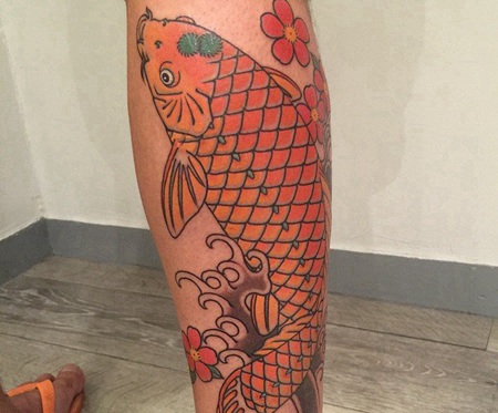 小腿一条向上游的鲤鱼纹身图案
