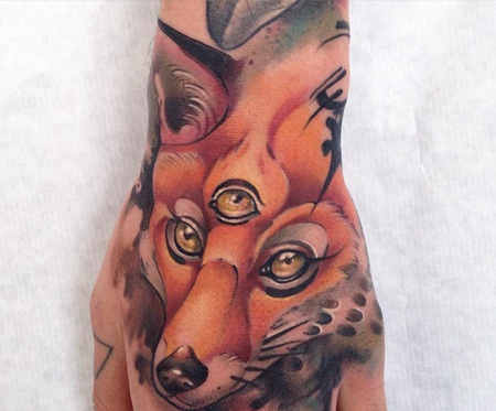 手背个性独特的三眼狐狸纹身图案
