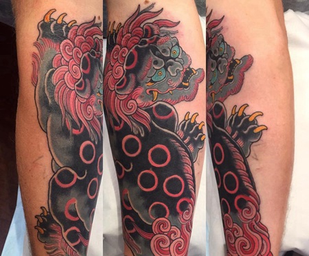 手臂上个性彩绘唐狮纹身图案