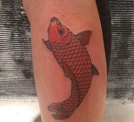 小腿一条红色鲤鱼纹身图案