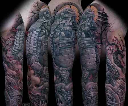 手臂上恐怖的鬼武士和龙纹身图案