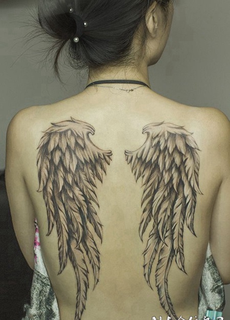 天赐之翼，美女后背好看的翅膀纹身图案