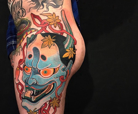 大腿到腰部个性独特的般若纹身图案