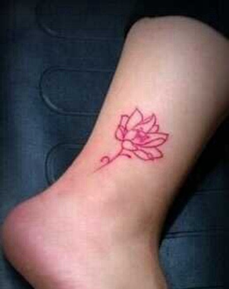 女生脚部粉色线条莲花纹身图案