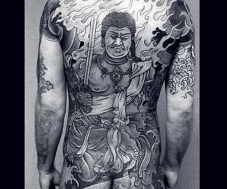 男性满背大面积黑白不动明王纹身图案