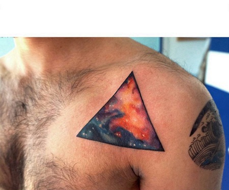 男性肩部几何星空纹身图案