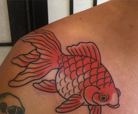 肩部红色金鱼骷髅头纹身图案