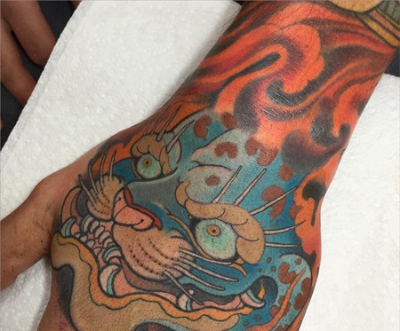 个性的手背豹子头纹身图案