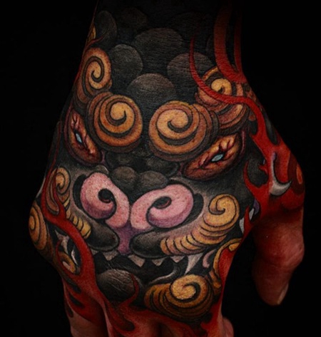 男性手背个性的唐狮纹身图案