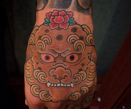 手背头戴红花的唐狮纹身图案