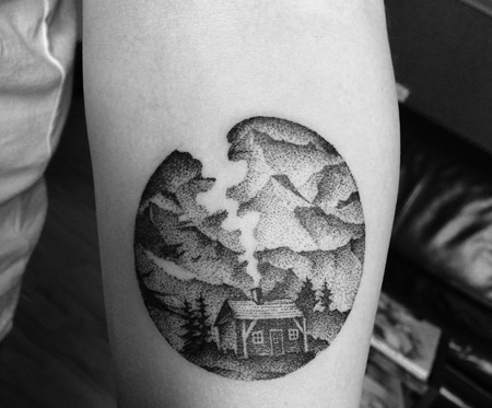 大臂上小图圆形山水纹身图案