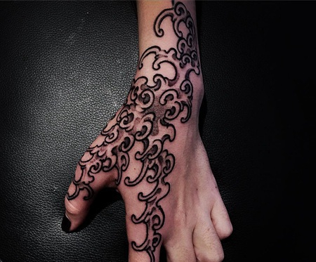 女生手背黑色浪花纹身图案