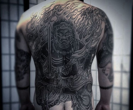 男子满背黑白不动明王纹身图案
