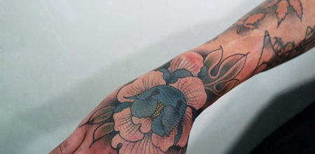 手背上蓝牡丹纹身图案
