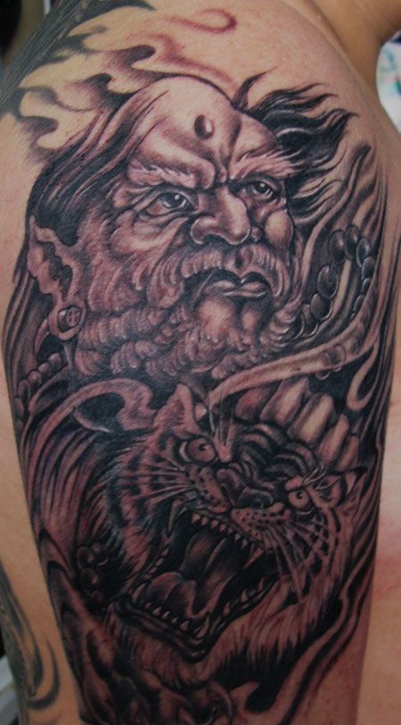 大臂伏虎罗汉纹身图案