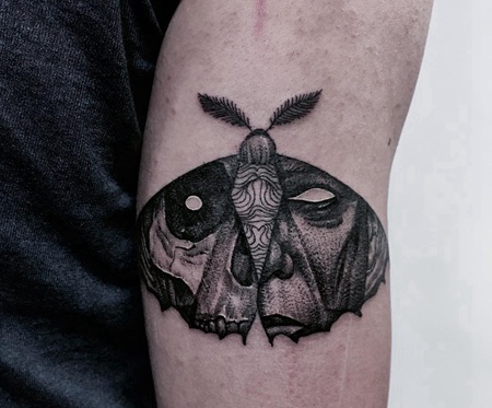 大臂惊悚的飞蛾人像纹身图案