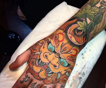 手背唐狮和字母纹身图案