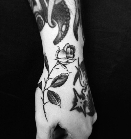 手背精致的黑白玫瑰纹身图案