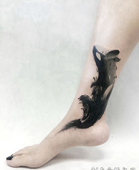 意境之美，脚踝处泼墨鲸鱼个性纹身