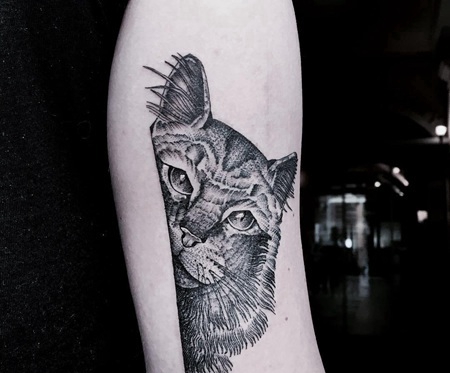 大臂黑色猫纹身图案