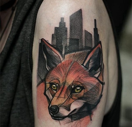 大臂上城市和几何狐狸纹身图案