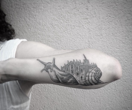 小臂蜗牛背城堡个性纹身图案