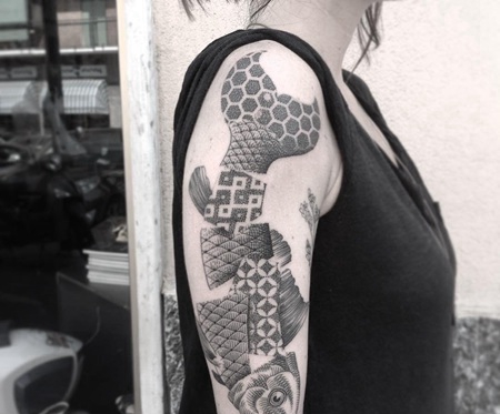 大臂个性方块组合鱼纹身图案