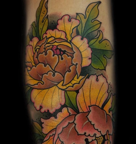 大臂彩色的菊花纹身图案