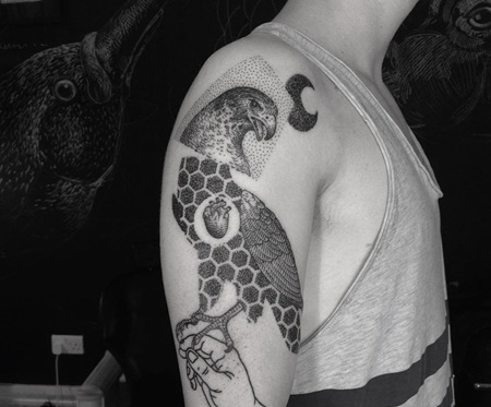 大臂上个性的鸟月亮纹身图案