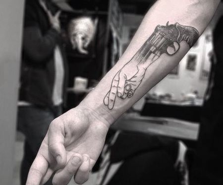 小臂上手掌组合手枪纹身图案