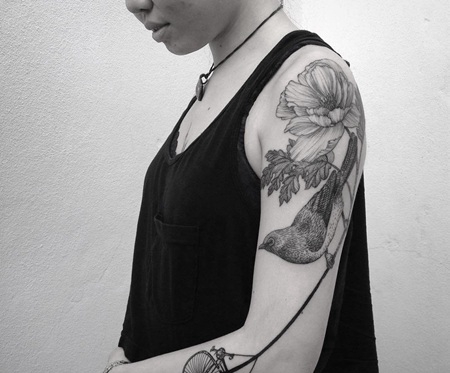 手臂上精致的花鸟纹身图案