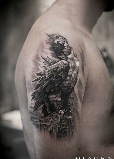 寒风中的雄鹰，手臂写实风格老鹰纹身