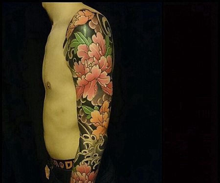 男性花臂传统牡丹纹身图案