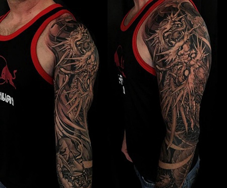 手臂上男士传统的龙纹身图案