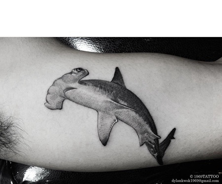 大臂上个性黑灰鲨鱼纹身图案