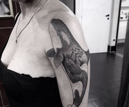 大臂黑色鲸鱼心脏纹身图案