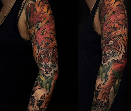 个性下山虎抓骷髅头纹身图案