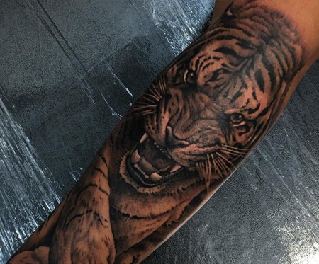 小腿惟妙惟肖的老虎纹身图案