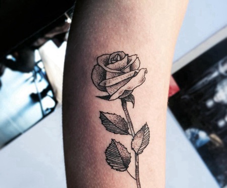 小臂黑色点刺玫瑰纹身图案