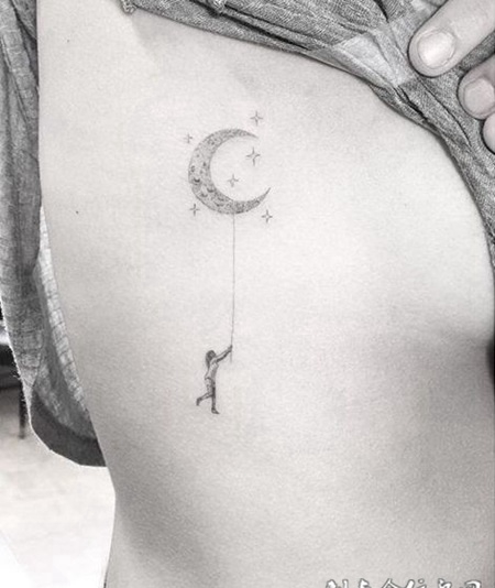 月亮记得我们的梦想，胸部月亮刺青