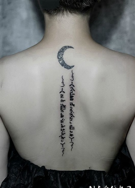 后背月亮和藏文刺青