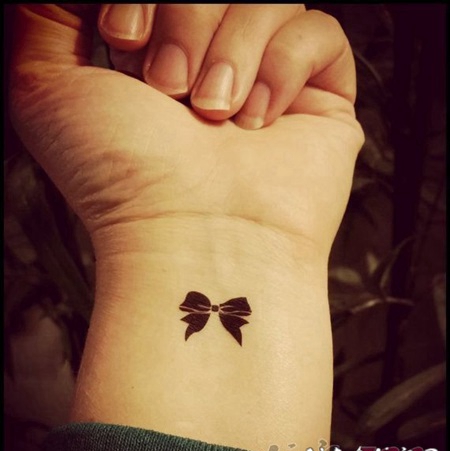 既俏皮又甜美的彩绘蝴蝶结纹身图案