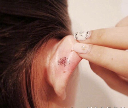 女生耳朵上黑色线条简约可爱小图案纹身图案