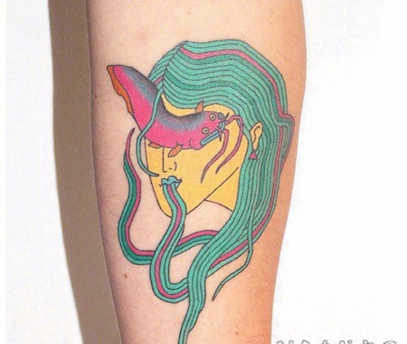 女生手臂上彩绘水彩创意画中画抽象漫画纹身图案