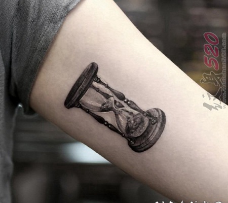 纹刻手臂之上的唯美清新沙漏纹身图案