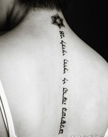 后背图腾和梵文刺青