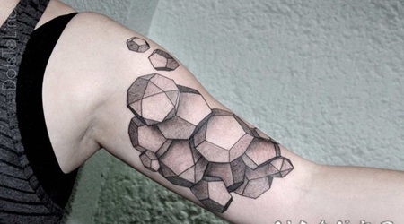 几何线条勾勒出别样的美丽花纹纹身图案