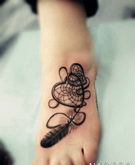 脚踝心形和羽毛纹身