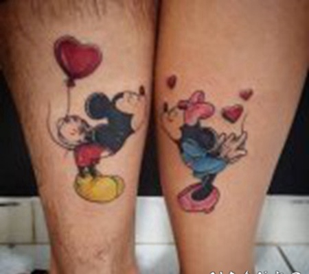 情侣小腿上彩绘水彩创意卡通迪士尼米老鼠纹身图片